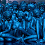 Composizione in rendering digitale "Ninfe Marine", gruppo di figure femminili scultoree in blu intenso immerse in un ambiente acquatico, opera di Giuliano Bandieri (giulband).